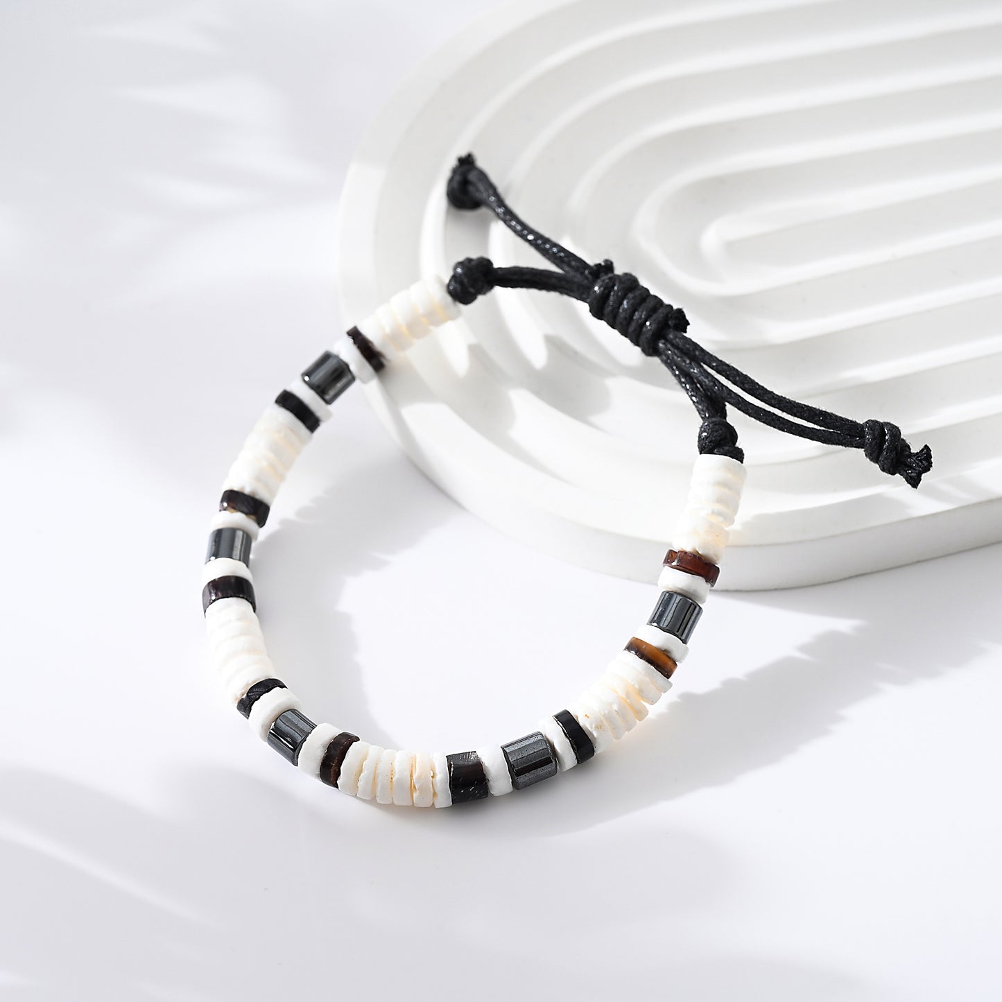 1pc Unisex Minimalist Bracelet, Contemporary Chic Style With White Shell & Black Accent Beads, Adjustable Rope Design, Casual/Everyday Wear