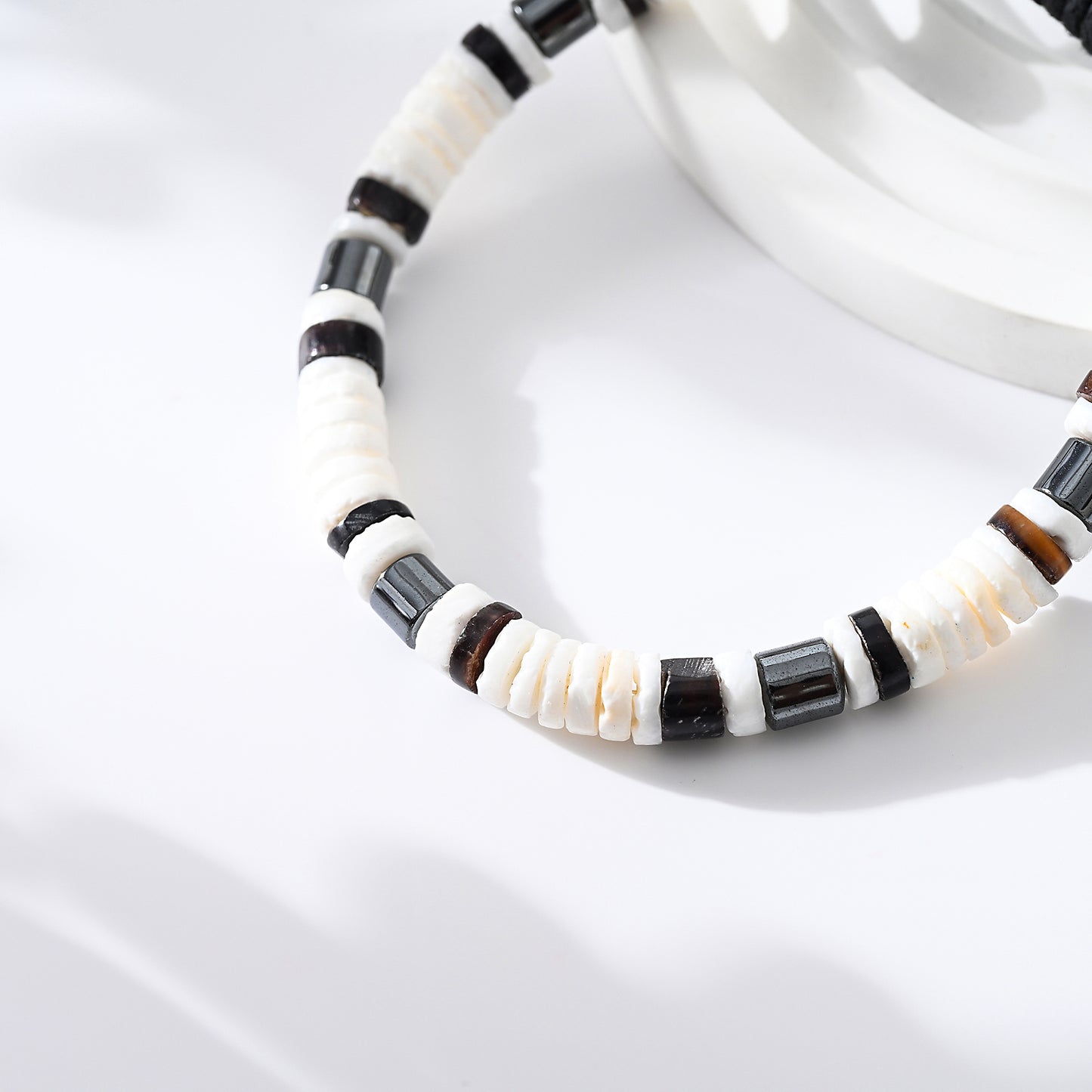 1pc Unisex Minimalist Bracelet, Contemporary Chic Style With White Shell & Black Accent Beads, Adjustable Rope Design, Casual/Everyday Wear