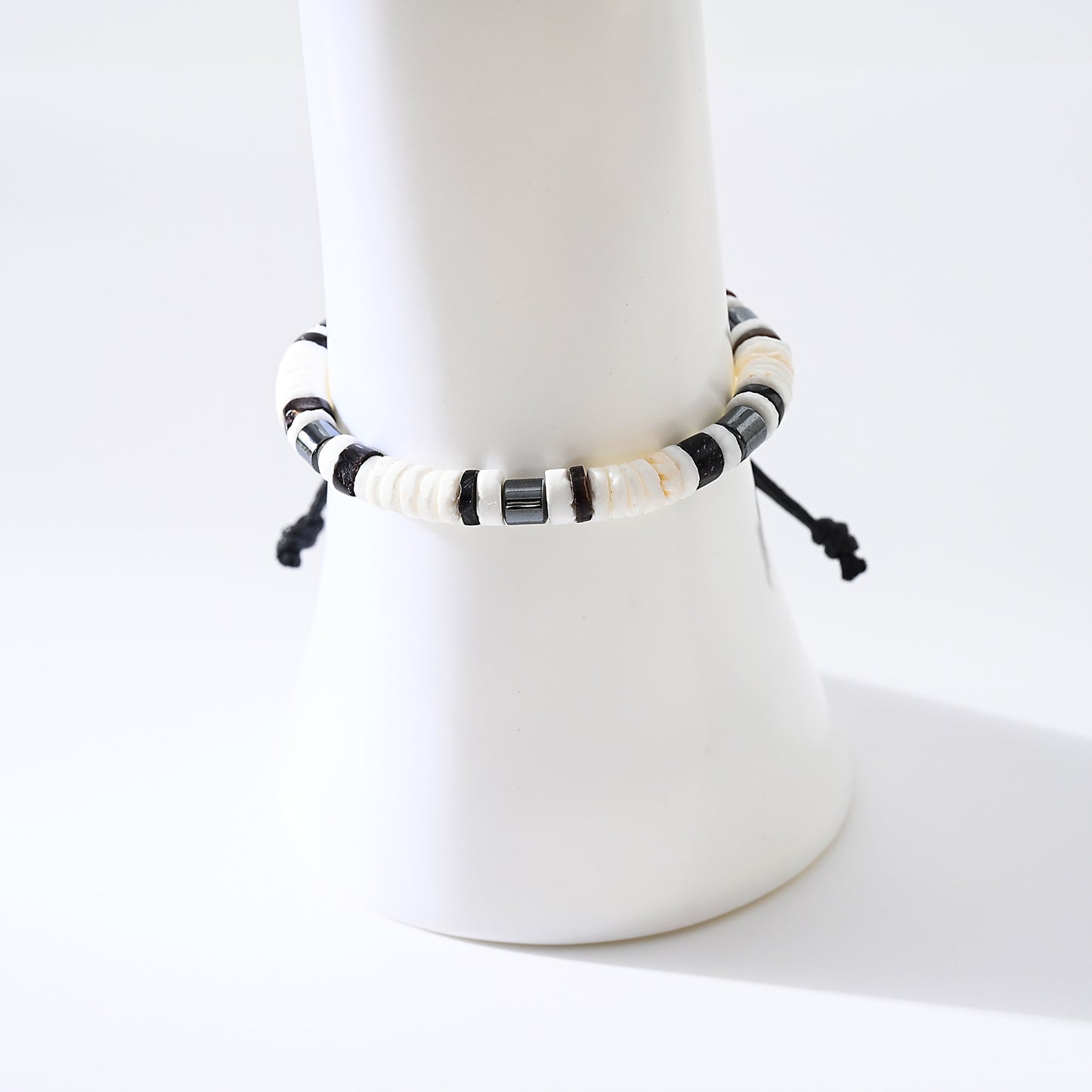 1pc Unisex Minimalist Bracelet, Contemporary Chic Style With White Shell & Black Accent Beads, Adjustable Rope Design, Casual/Everyday Wear