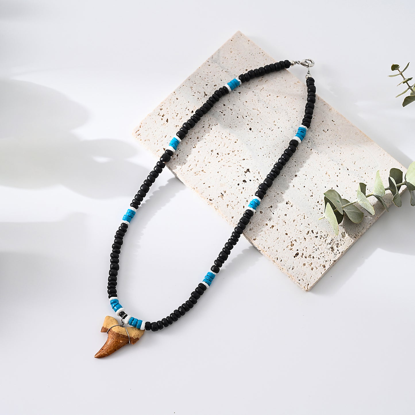1pc Men's Minimalist Shark Tooth Necklace with Black Beads & Blue-White Accents - Natural Shell Pendant, Beach Jewelry for Summer Outings/Casual Wear