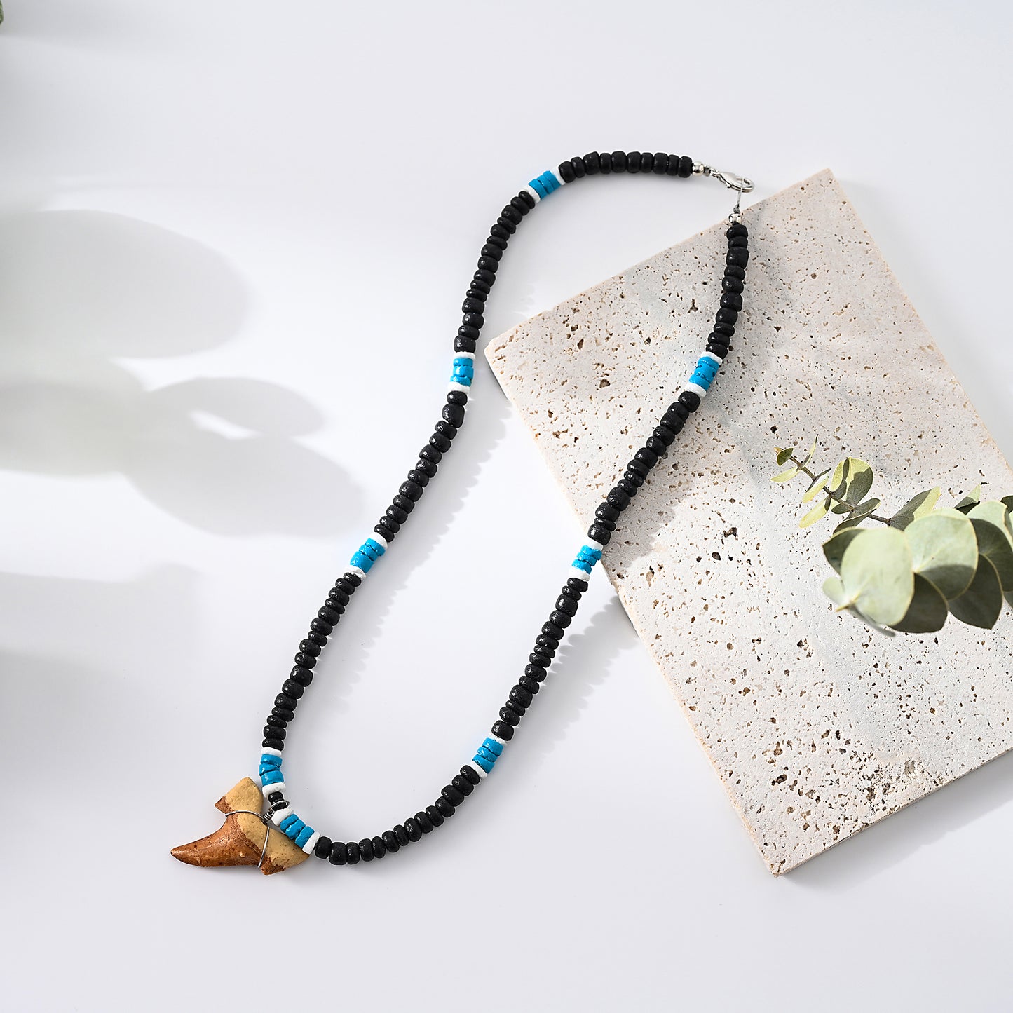 1pc Men's Minimalist Shark Tooth Necklace with Black Beads & Blue-White Accents - Natural Shell Pendant, Beach Jewelry for Summer Outings/Casual Wear