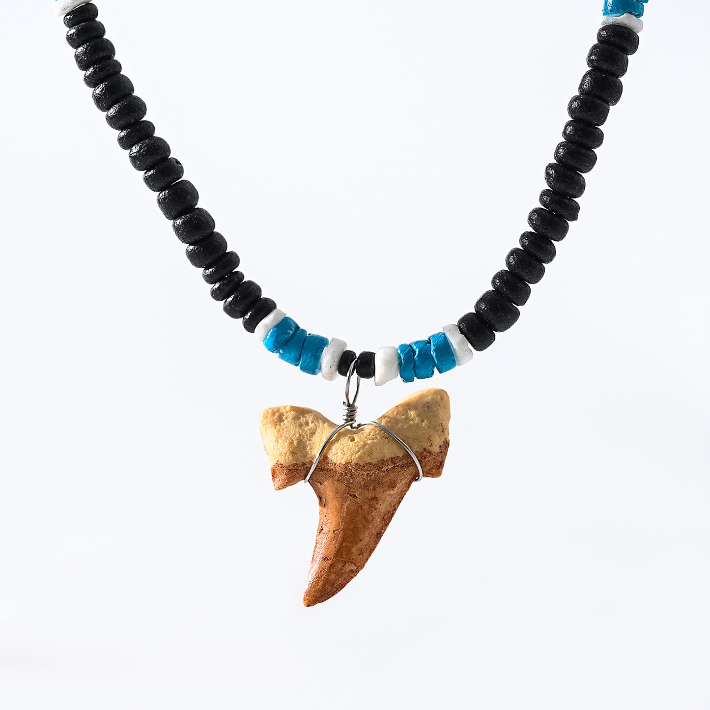 1pc Men's Minimalist Shark Tooth Necklace with Black Beads & Blue-White Accents - Natural Shell Pendant, Beach Jewelry for Summer Outings/Casual Wear