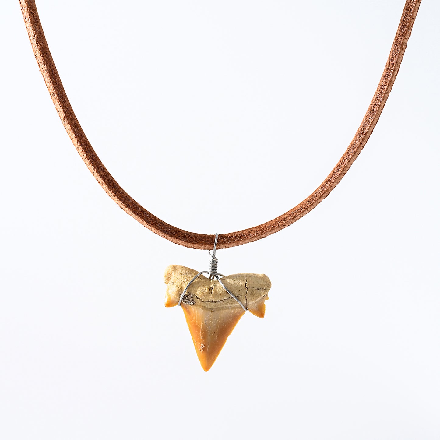 1pc Boho Beach Necklace, Brown Suede Cord & Shark Tooth Pendant, Silver-Accented Metal Wire, Unisex Summer Vacation/Beach Party/Casual Gift