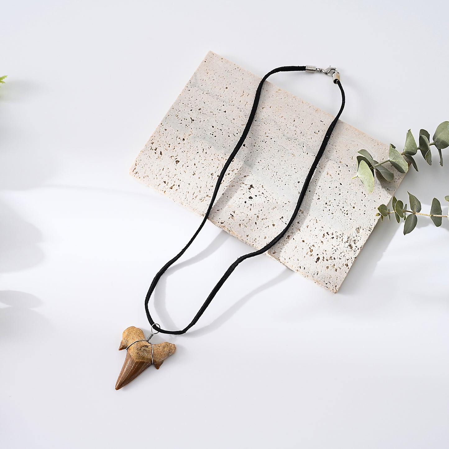 1pc Boho Beach Necklace, Shark Tooth & Leather Cord, Natural Fossil Pendant, Unisex Summer Vacation/Beach Party/Casual Gift