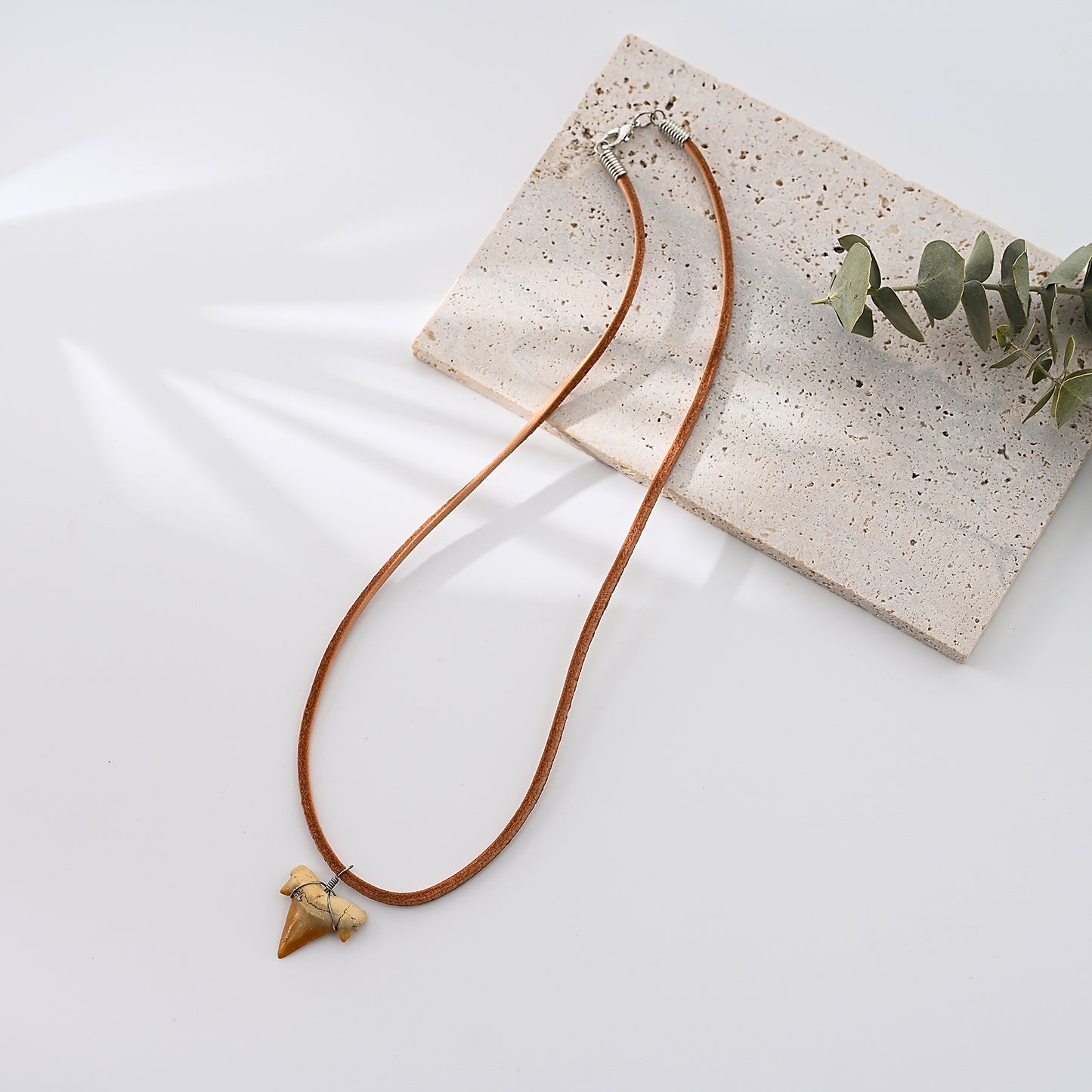 1pc Boho Beach Necklace, Brown Suede Cord & Shark Tooth Pendant, Silver-Accented Metal Wire, Unisex Summer Vacation/Beach Party/Casual Gift
