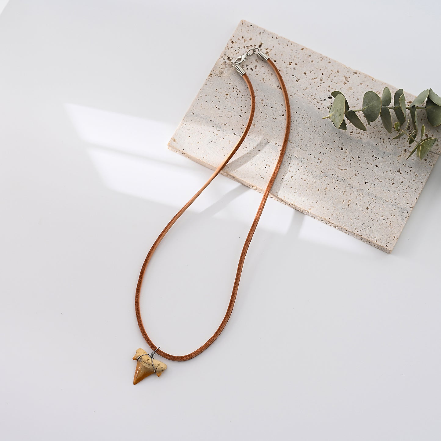 1pc Boho Beach Necklace, Brown Suede Cord & Shark Tooth Pendant, Silver-Accented Metal Wire, Unisex Summer Vacation/Beach Party/Casual Gift