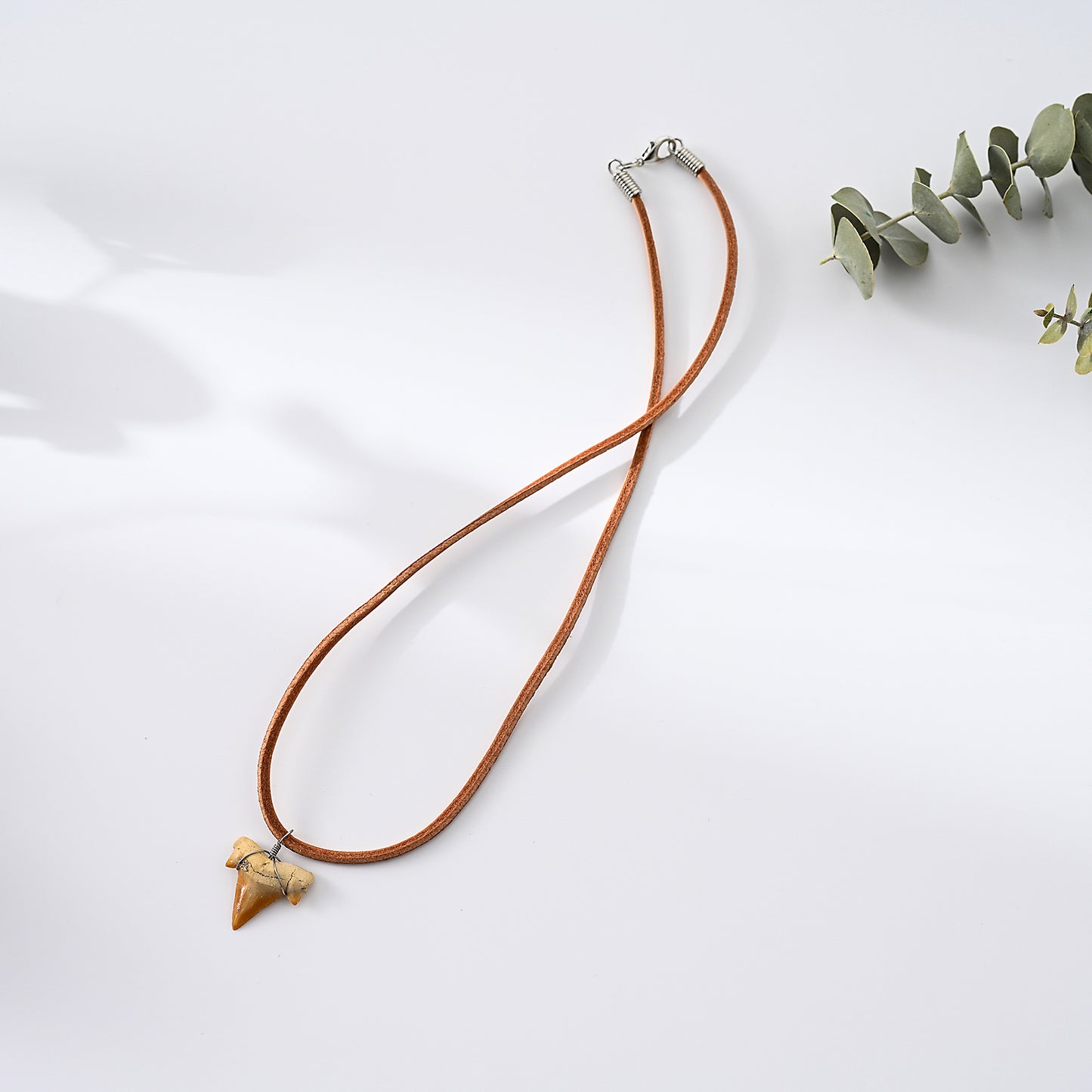 1pc Boho Beach Necklace, Brown Suede Cord & Shark Tooth Pendant, Silver-Accented Metal Wire, Unisex Summer Vacation/Beach Party/Casual Gift